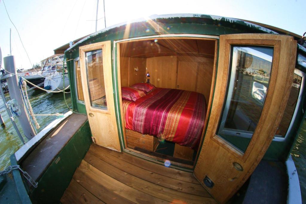 Hôtel Péniche Poompui à Aigues-Mortes Chambre photo