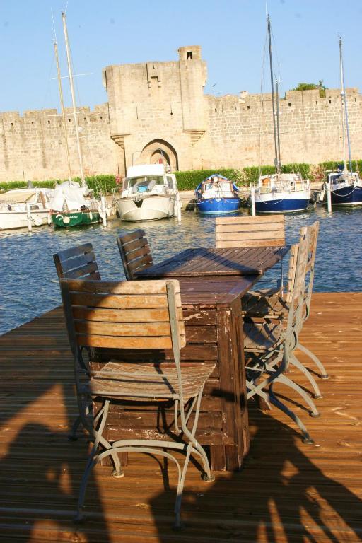 Hôtel Péniche Poompui à Aigues-Mortes Chambre photo